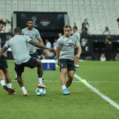 Fußballer im Trainingsanzug üben auf dem Rasen. Intensive athletische Trainingseinheit mit Fokus auf Ballkontrolle und Bewegung.