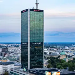 Marriott Warszawa: Ile pięter ma wieżowiec i co kryje na szczycie?