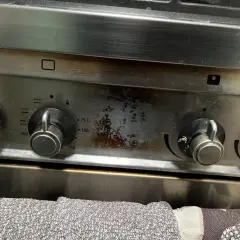 Starke Verschmutzungen am Bedienfeld eines Backofens. Zeit für Hausmittel zum Backofen reinigen!