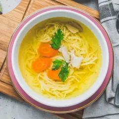 Aromaticzny rosół z makaronem, marchewką i kurczakiem. Idealny na chłodne dni, gdy zastanawiasz się, ile gotować rosół.
