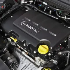 Silnik ECOTEC w Opel Astra J 1.4 Turbo. Widoczne elementy układu dolotowego i osłona silnika.