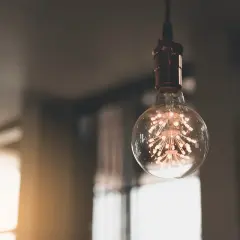 Żarówka w stylu retro, przypominająca dmuchawiec, emituje ciepłe światło. Trudno określić, ile lumenów ma, ale tworzy przytulną atmosferę.