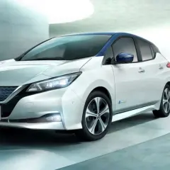 Biały Nissan Leaf z niebieskim dachem, nowoczesny design. Sprawdź nissan leaf cena i odkryj jego zalety.