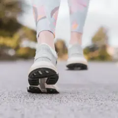 Passi leggeri su strada, un passo alla volta, scoprendo il miglior sport contro la depressione.