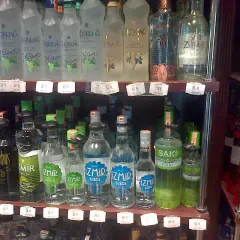 Półki sklepowe uginają się pod ciężarem butelek z alkoholem w Turcji. Widać tu m.in. rakı, wódkę i inne trunki.