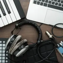 Skąd DJ-e biorą muzykę? Odkryj legalne źródła i tajemnice wyboru