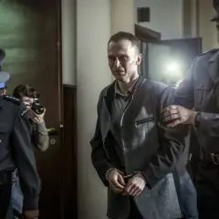 Tomek Komenda, skuty kajdankami, prowadzony przez policjantów. Historia o 25 latach niewinności.
