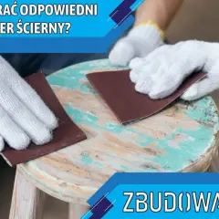 Ręce w białych rękawiczkach szlifują drewniany stołek, używając papieru ściernego do plastiku.