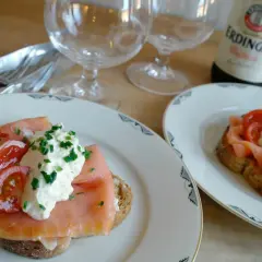 Två läckra gravad lax mackor med krämig topping och körsbärstomater. Perfekt för en mysig fika.