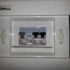 Jakie bezpieczniki do garażu wybrać, aby uniknąć problemów elektrycznych?
