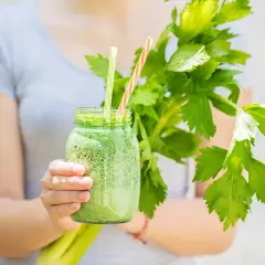 Batido de apio manzana y limón: la receta que transformará tu salud