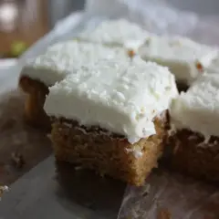 Små fyrkantiga kakor med vit frosting och kokosflingor. Kanske en hint av lime curd i smaken?