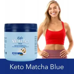 Keto Matcha Blue - opakowanie produktu i uśmiechnięta kobieta w czerwonym topie.