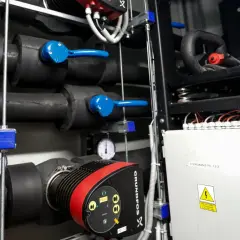 Instalacja grzewcza z pompą Grundfos. Widać rury, zawory i manometry, kluczowe dla efektywności pompy ciepła.