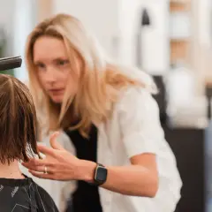 Jak znaleźć stylistę, który idealnie dopasuje fryzurę do Ciebie?