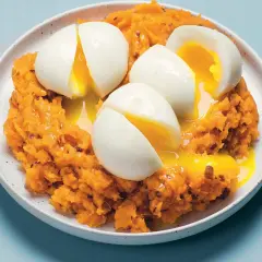 Puré de batata con huevos escalfados, una de las recetas con huevos más sencillas y deliciosas.