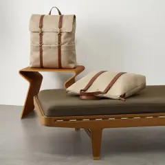 Plecak i torba Pieces, wykonane z płótna i skóry, prezentują się elegancko na meblach.