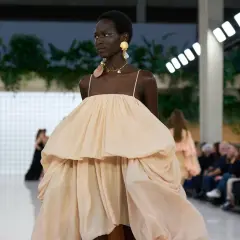 Modelo luce un vestido vaporoso color melocotón, con volantes y escote strapless. Un ejemplo de que es el estilo boho: libre y etéreo.