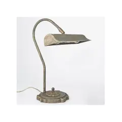 Lámpara de latón con cuello curvo y pantalla rectangular, ideal para iluminar tu escritorio.