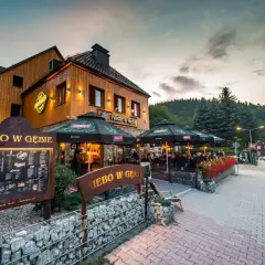 Szukasz miejsca, gdzie zjeść w Karpaczu? Restauracja "Niebo w Gębie" zaprasza na pyszne dania, zlokalizowana przy urokliwej drodze.