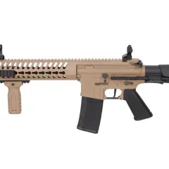 Piaskowy karabinek M4 z czarną kolbą i chwytem, gotowy do akcji. M16 to jego starszy brat.