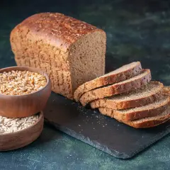 Chleb pełnoziarnisty, mąka, ziarna i płatki owsiane. Zastanawiasz się, ile kcal ma kromka chleba pełnoziarnistego?