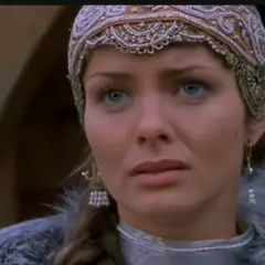 Piękna kobieta w stroju z epoki, przypominająca postać z filmu "Ogniem i mieczem". Jej oczy wyrażają niepokój.