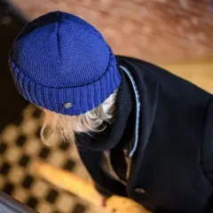 Czapka poliester czy bawełna - która lepiej chroni przed zimnem?