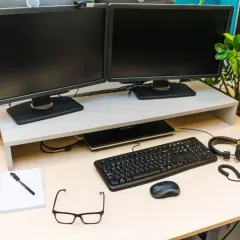Myślę, że to świetny pomysł! Oto propozycja tytułu, która spełnia wszystkie kryteria: Dwa monitory: Zwiększ produktywność. Poradnik konfiguracji i ergonomii