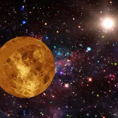 Pomarańczowa Wenus w Wadze unosi się na tle kosmicznego pyłu i gwiazd.