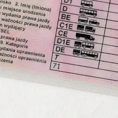 Fragment polskiego prawa jazdy z wpisanym kodem 71 w sekcji "Ograniczenia".