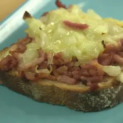 Bruschetta gourmande avec lardons et fromage fondu, une délicieuse bruschetta raclette.