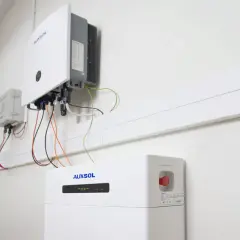 System magazynowania energii AUXSOL, z falownikiem i modułem bateryjnym, gotowy do pracy.
