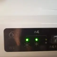Panel sterowania lodówki Whirlpool W5 z technologią 6th Sense. Dwa zielone wskaźniki informują o ustawieniu temperatury.
