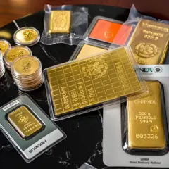 Złote monety i sztabki, w tym Heraeus 100g i 500g, z certyfikatem LBMA.