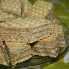 Słodkie wafle z kremem mlecznym, idealne na szybki przepis na wafle z mlekiem w proszku.
