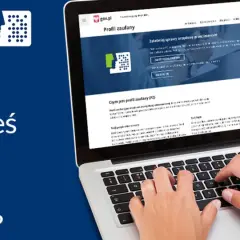 Osoba korzysta z laptopa, na ekranie którego widnieje strona gov.pl z informacjami o Profilu Zaufanym.