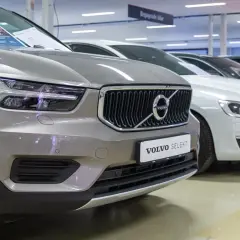 Rad med begagnade Volvo-bilar, en grå XC40 i förgrunden. Kanske en volvo d4 motor problem kan uppstå, men dessa ser fina ut.