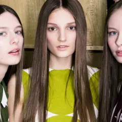 Trzy modelki z długimi włosami, prosto obciętymi, prezentują nowy trend fryzur.