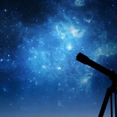 Teleskop skierowany na nocne niebo, pełne gwiazd i mgławic. Ile jest gwiazdozbiorów do odkrycia?