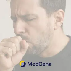 Mężczyzna kaszle, co może sugerować potrzebę wykonania domowego testu na raka płuc. Logo MedCena.