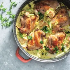 Królik w śmietanie, przepis babci. Aromatyczne kawałki królika w kremowym sosie ze śmietany, z dodatkiem warzyw i ziół.