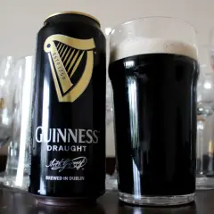 Puszka i szklanka Guinness Draught. Czy wiesz, ile procent ma Guinness? To 4,2% alkoholu.
