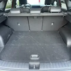 Pusta przestrzeń bagażowa Hyundai Tucson, idealna do przewożenia zakupów lub bagażu. Poznaj wymiary bagażnika!