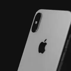 Tył iPhone'a XR, który miał premierę w 2018 roku, z widocznym logo Apple i modułem aparatu.