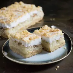 Dwa kawałki domowej szarlotki z pianką i kruszonką. Zastanawiasz się, ile kcal ma szarlotka domowa?