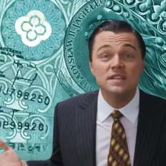 Leonardo DiCaprio w garniturze, na tle polskich banknotów 100 zł, sugeruje najbardziej opłacalne inwestycje.