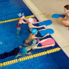Ile kosztuje nauka pływania dla dzieci? Ceny, porównania i opcje