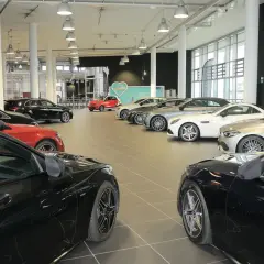 Interno concessionario con diverse auto in esposizione, pronte per una permuta auto concessionario.