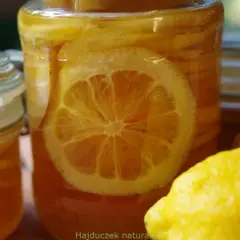 Słoiki z plastrami cytryny w miodzie. Prosty przepis na miód z cytryną, idealny na przeziębienie.